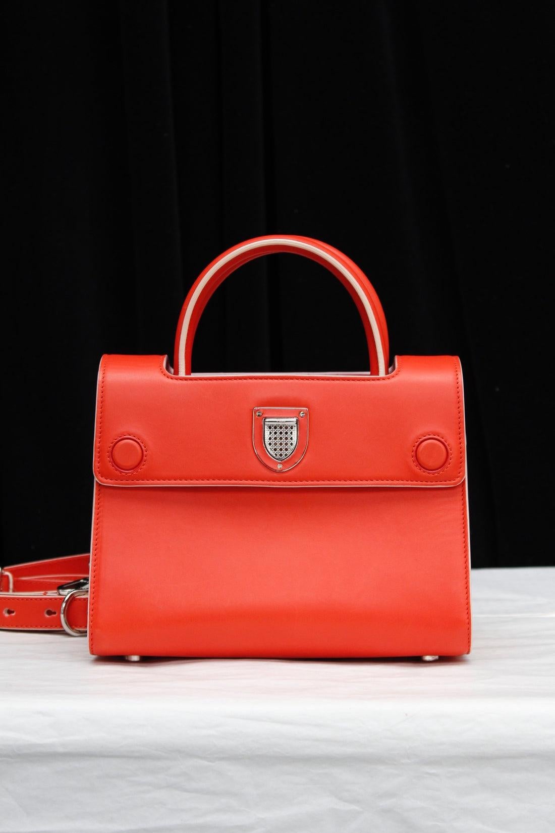 Dior -Modern bag in orange and white leather.

Additional information: 

Dimensions: 
Length: 21 cm (8.26