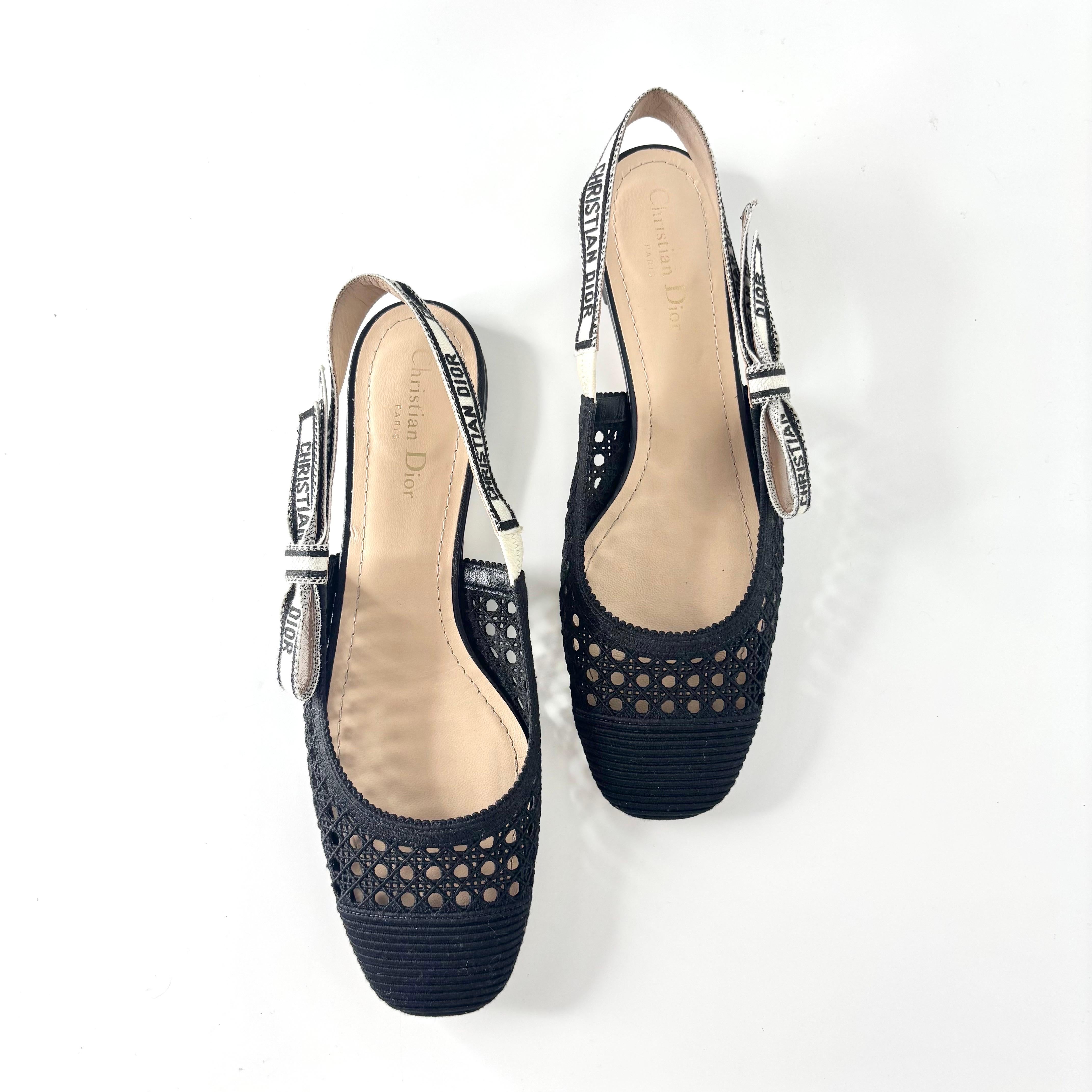 Sandalias Dior Moi Mesh Pink Bow Slingback Flats
1D092041
Color Negro
Talla 41EU 
Parte superior textil
Suela de cuero
Forrado de piel
Adorno de lazo en la correa
Tacón de .5in 
Signos de uso normal, buen estado general 


lujo, cd, bailarina, nuevo