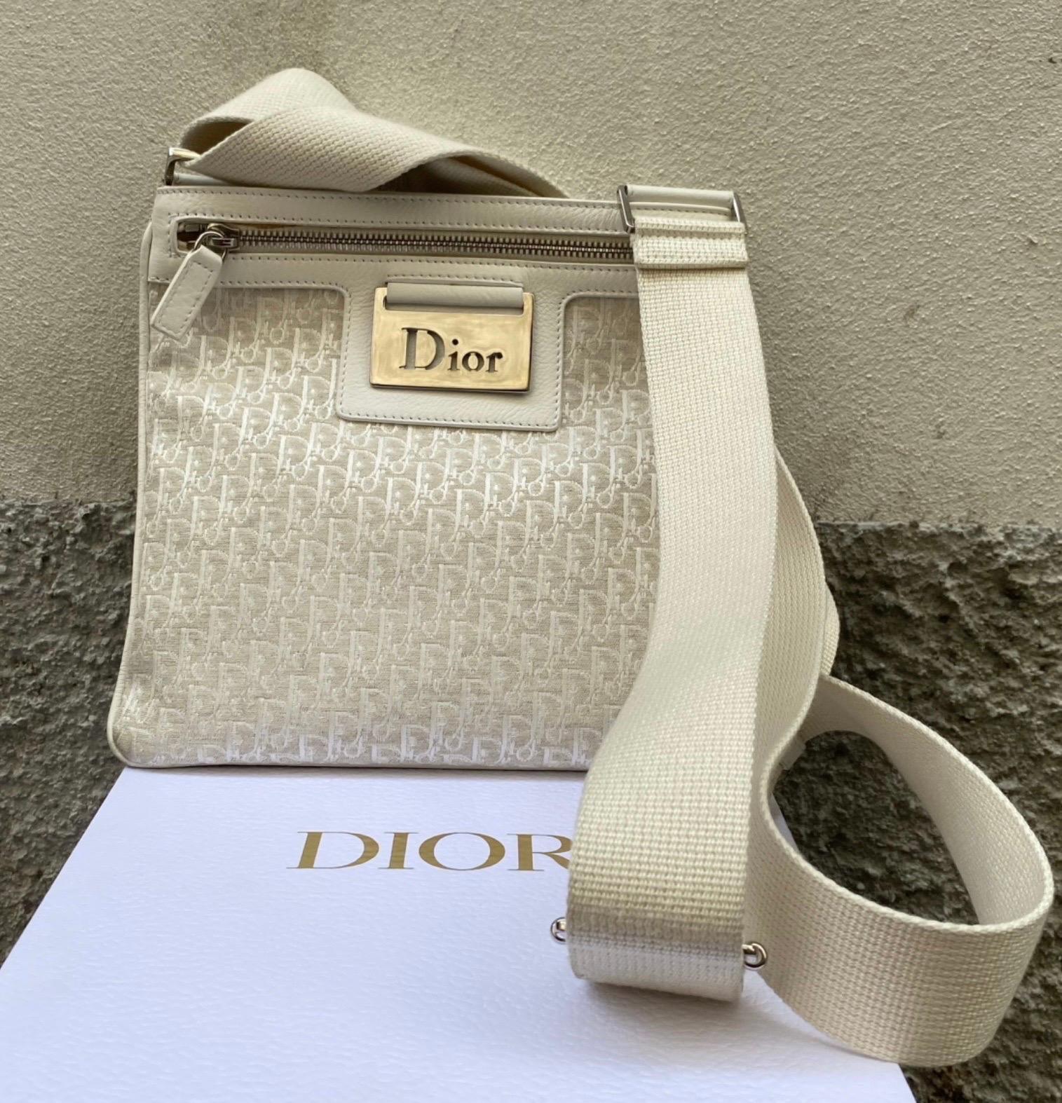 Dior monogram shoulder bag. 90s vibes.
Beige shades. Featuring shoulder strap, there are small stains as shown in the photos, measurements: length 22cm, height 22cm, depth 1cm, shoulder strap extension 90cm, with dusbag and box. Good general
