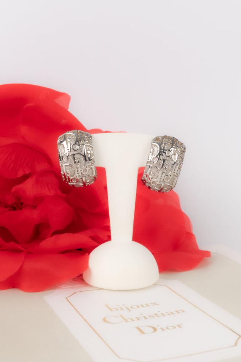 Orecchini a clip in metallo argentato con monogramma Dior in vendita 3