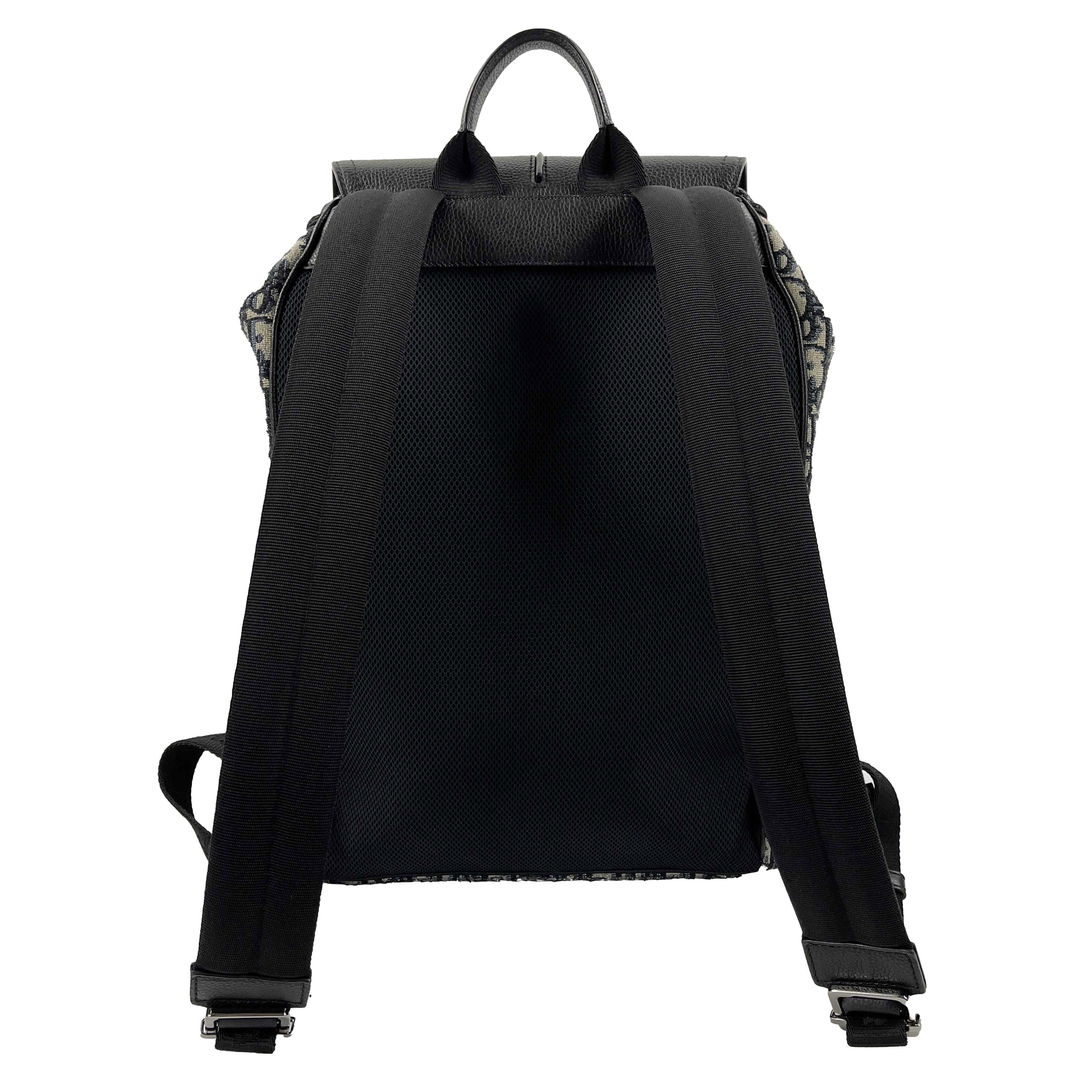 Dior - Excellent - Motion Backpack Oblique Jacquard Grained Calfskin Leather - Black - Handbag

Description

The Motion backpack is a clever accessory. The streamlined silhouette has a contemporary feel while the beige and black Dior Oblique motif