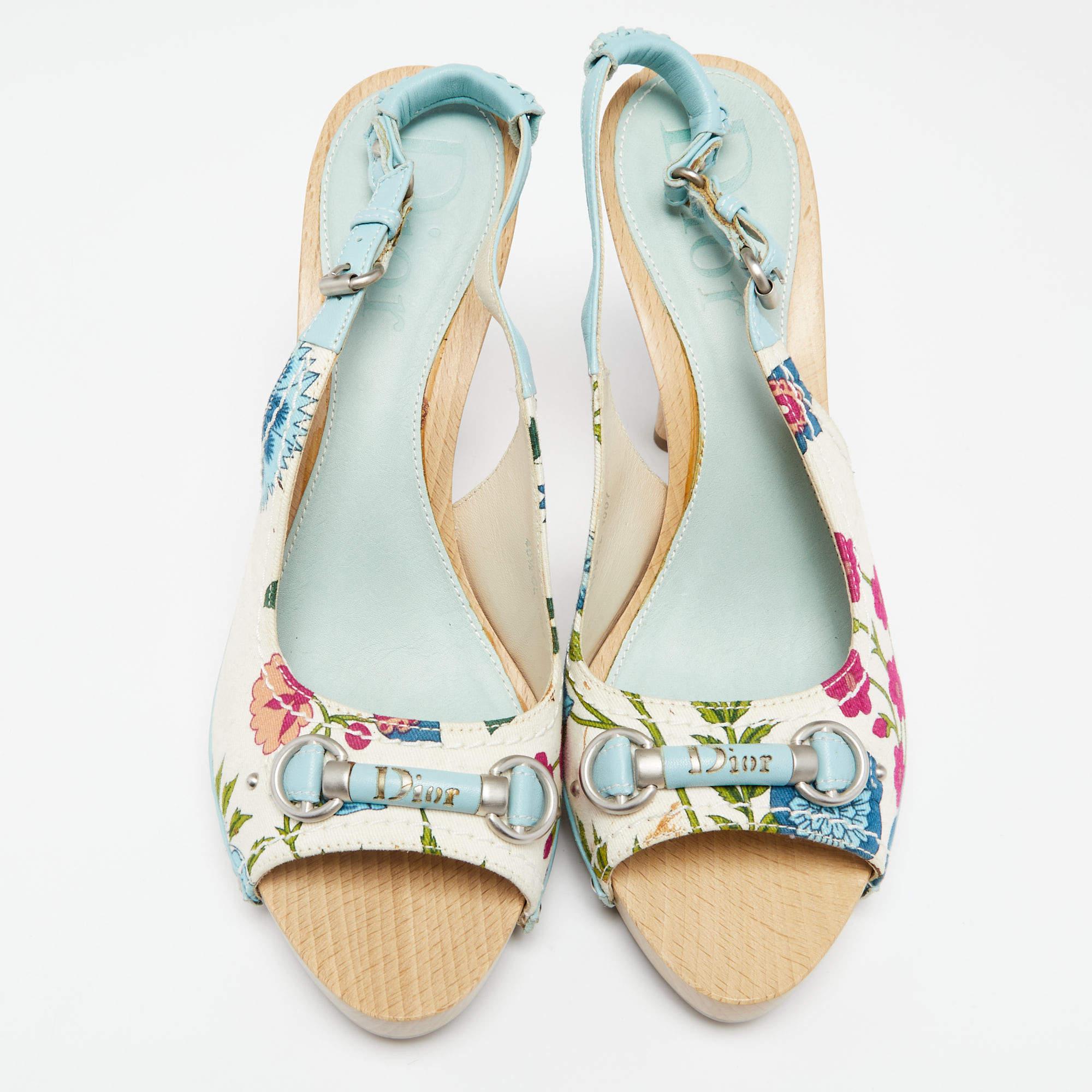 Diese Sandalen von Dior sind aus bedrucktem Canvas und Leder gefertigt und verleihen Ihren Füßen einen eleganten Rahmen. Die Schuhe haben ein Logo-Detail auf dem Obermaterial, einen Slingback-Verschluss mit Schnalle und einen Plateau-Absatz mit 12