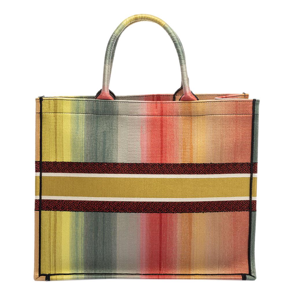 Diese Book-Tasche von Dior ist zu einem festen Bestandteil der Ästhetik des Labels geworden und wird von Berühmtheiten auf der ganzen Welt geliebt. Die aus Canvas gefertigte Tasche bietet Platz für alle wichtigen Dinge des Alltags. Die Silhouette