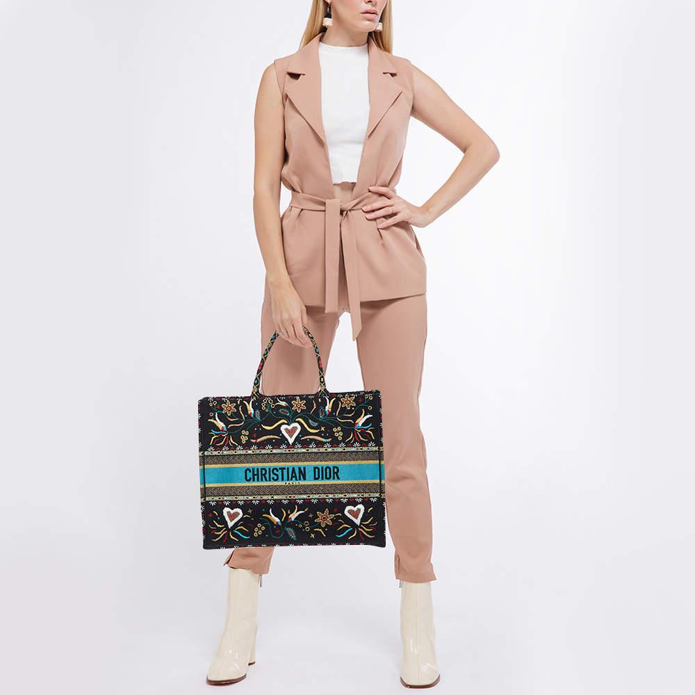 This alluring tote bag for women has been designed to assist you on any day. Convenient to carry and fashionably designed, the tote is cut with skill and sewn into a great shape. It is well-equipped to be a reliable accessory.

Includes
Original