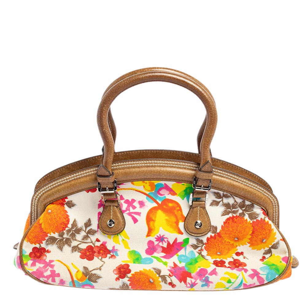 Mit der Detective Satchel von Dior können Sie Ihre Essentials stilvoll transportieren. Sie ist aus Leder und geblümtem Stoff gefertigt, hat zwei Henkel und den Schriftzug 