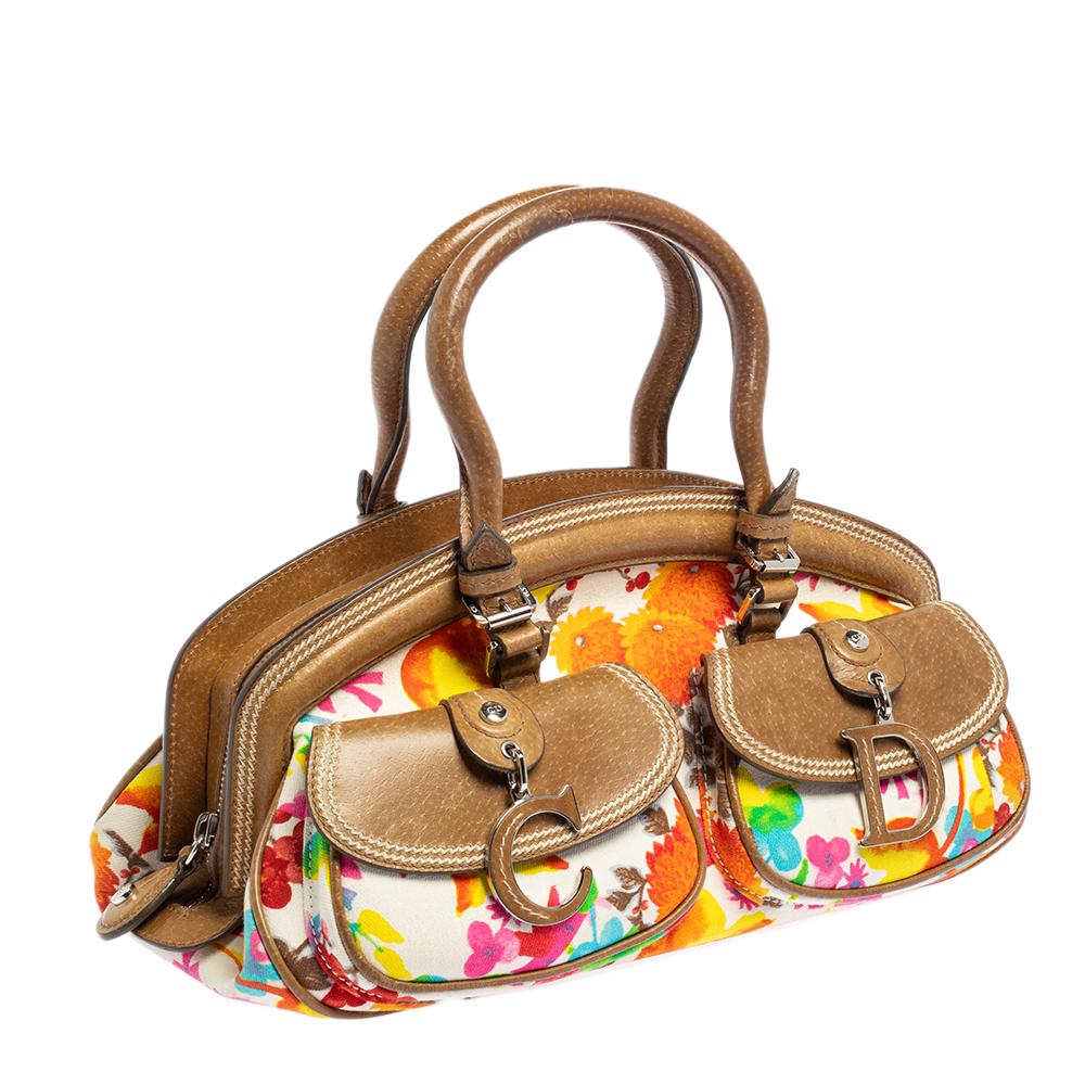 Dior Mehrfarbige dekorative Schultertasche aus Stoff und Leder mit Blumenmuster im Zustand „Gut“ in Dubai, Al Qouz 2