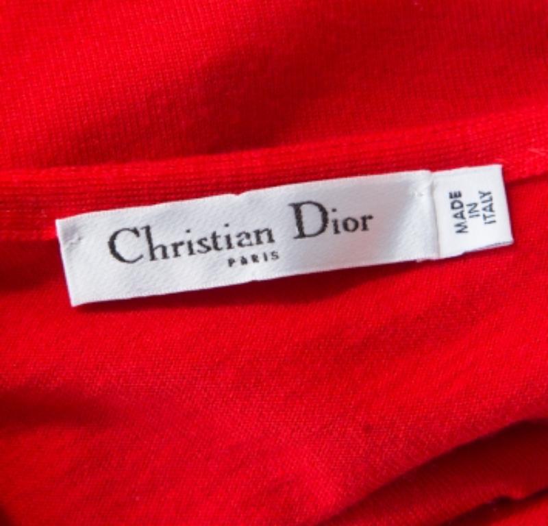 Dieses wunderschöne Kleid aus dem Hause Dior besticht durch sein atemberaubendes Design und ist ein absolutes Muss in Ihrem Kleiderschrank. Das mehrfarbige One-Shoulder-Kleid ist aus 100 % Wolle gefertigt und mit einem geometrischen Muster
