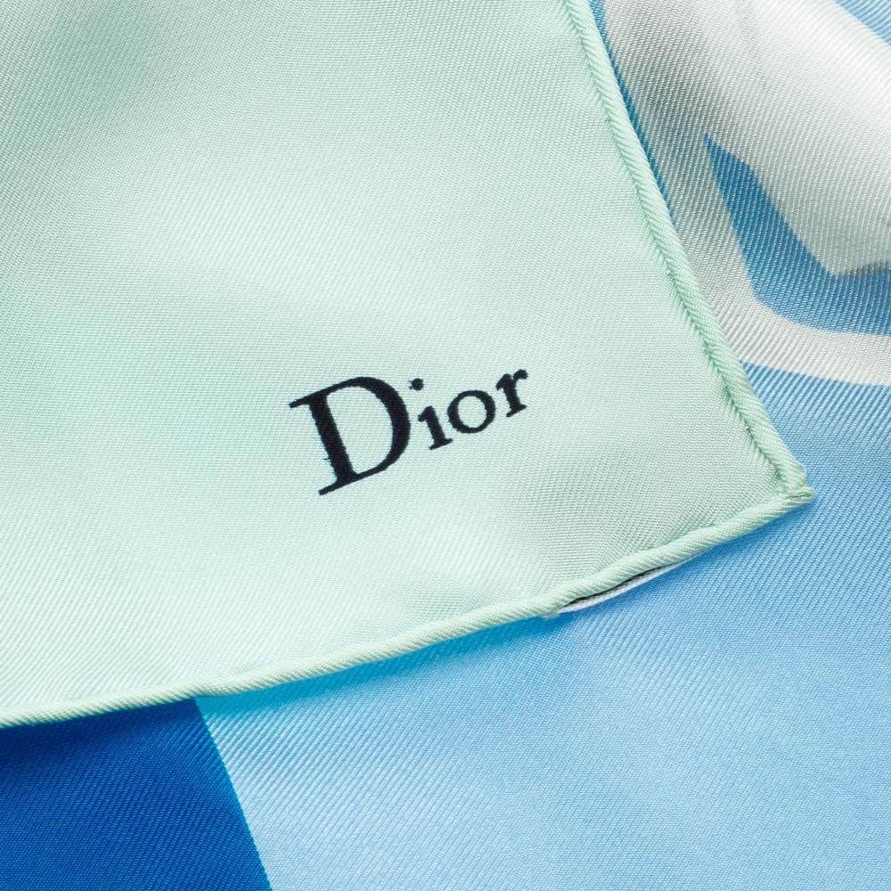 Cut on a square silhouette, this scarf from the house of Dior is made from a plush silk and detailed with a Lady silhouette print on it. The multicolour pattern makes it a versatile piece that can be easily paired with all your ensembles. Tie it