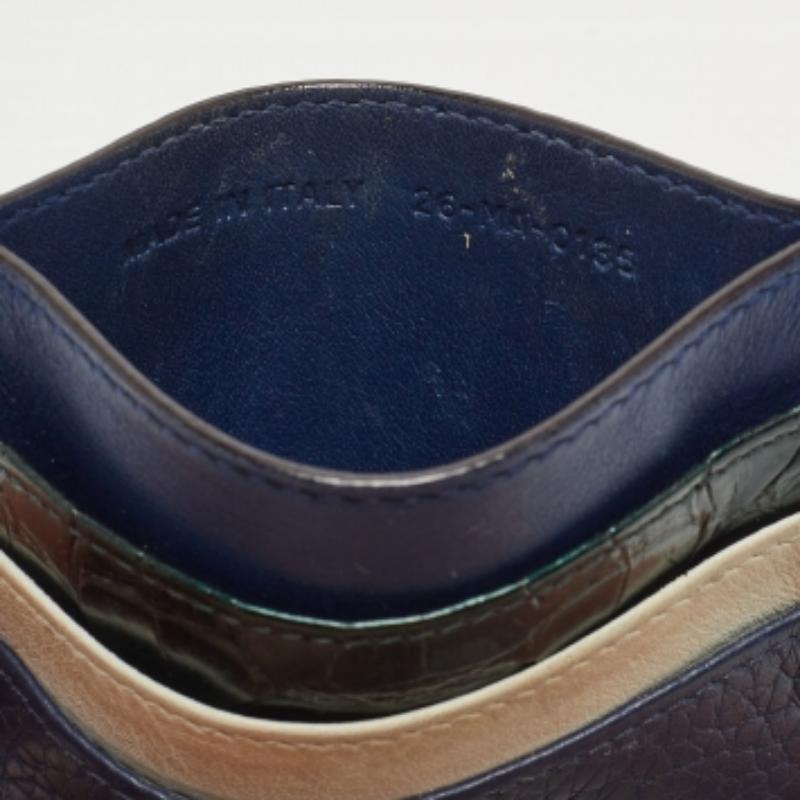 El tarjetero Dior combina elegancia y funcionalidad en un diseño elegante. Presenta unos tonos sorprendentes que añaden un toque de sofisticación. Con su tamaño compacto, este tarjetero acomoda sin esfuerzo tus tarjetas esenciales y las mantiene