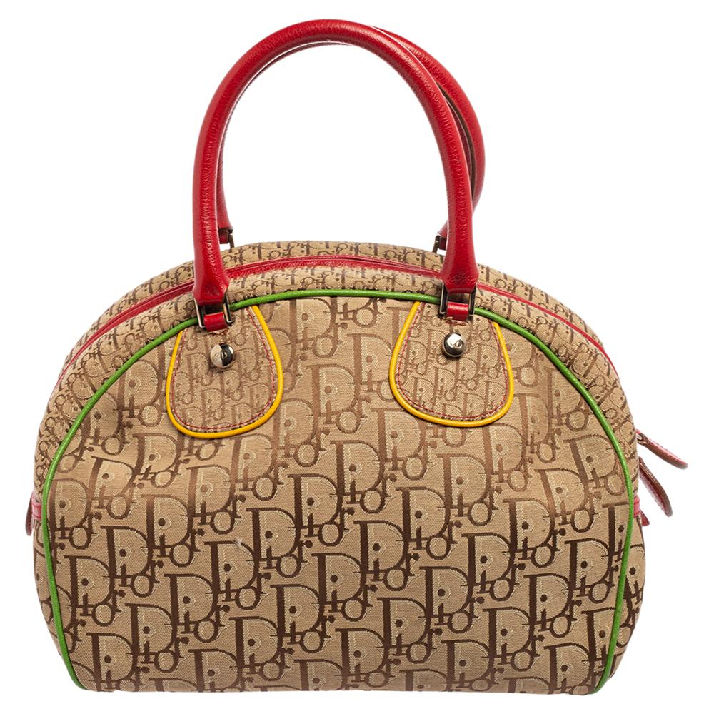 Diese Tasche von Dior ist aus Oblique Canvas und Leder gefertigt und wurde mit minimalen Stildetails, aber mit hoher Aufmerksamkeit für die Handwerkskunst entworfen, damit sie Sie gut unterstützen kann. Der geräumige Innenraum der Tasche ist mit