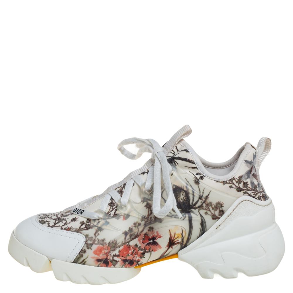 Diese trendigen D-Connect-Sneaker von Dior sind eine tolle Wahl:: um Ihren Streetstyle-Look aufzuwerten. Sie haben ein Äußeres aus Neopren und Leder und ein klobiges Design mit einer gut geformten Sohle. Der Markenname auf den Schnürsenkeln und den