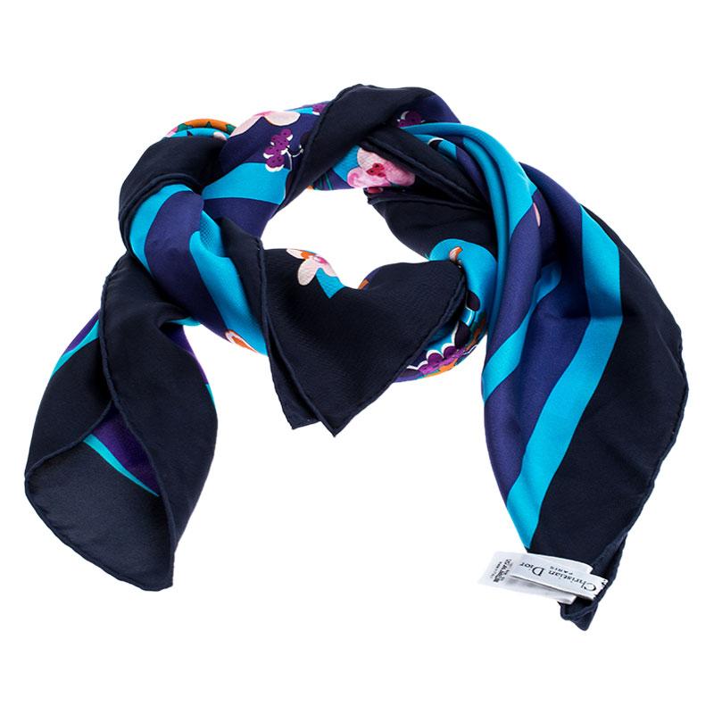 Add this scarf from Dior in your daily ensemble for an awesome look. It is designed well with multicolored prints splayed all over. The scarf is cut from silk and is finished with neatly stitched edges. Create a coordinated look by pairing this
