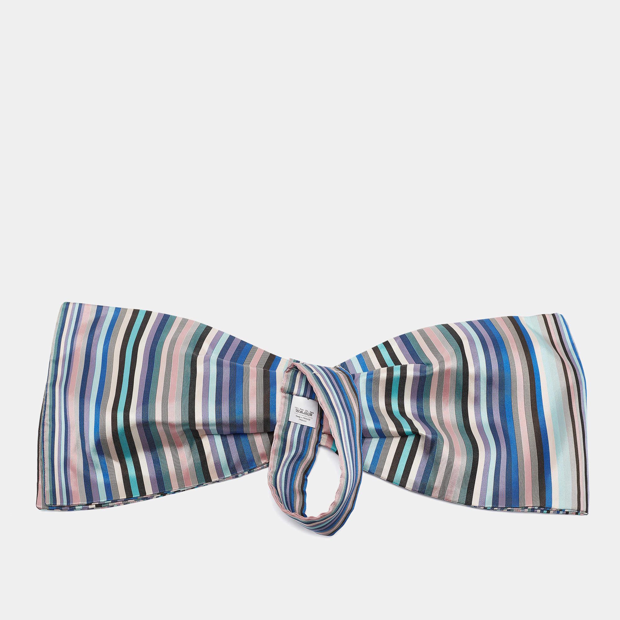 Ce nœud Dior ajoute une touche vibrante à n'importe quel ensemble. Son design détachable offre une grande polyvalence, ce qui lui permet d'accentuer différents looks avec facilité. Fabriqué en soie luxueuse, les rayures audacieuses créent un attrait