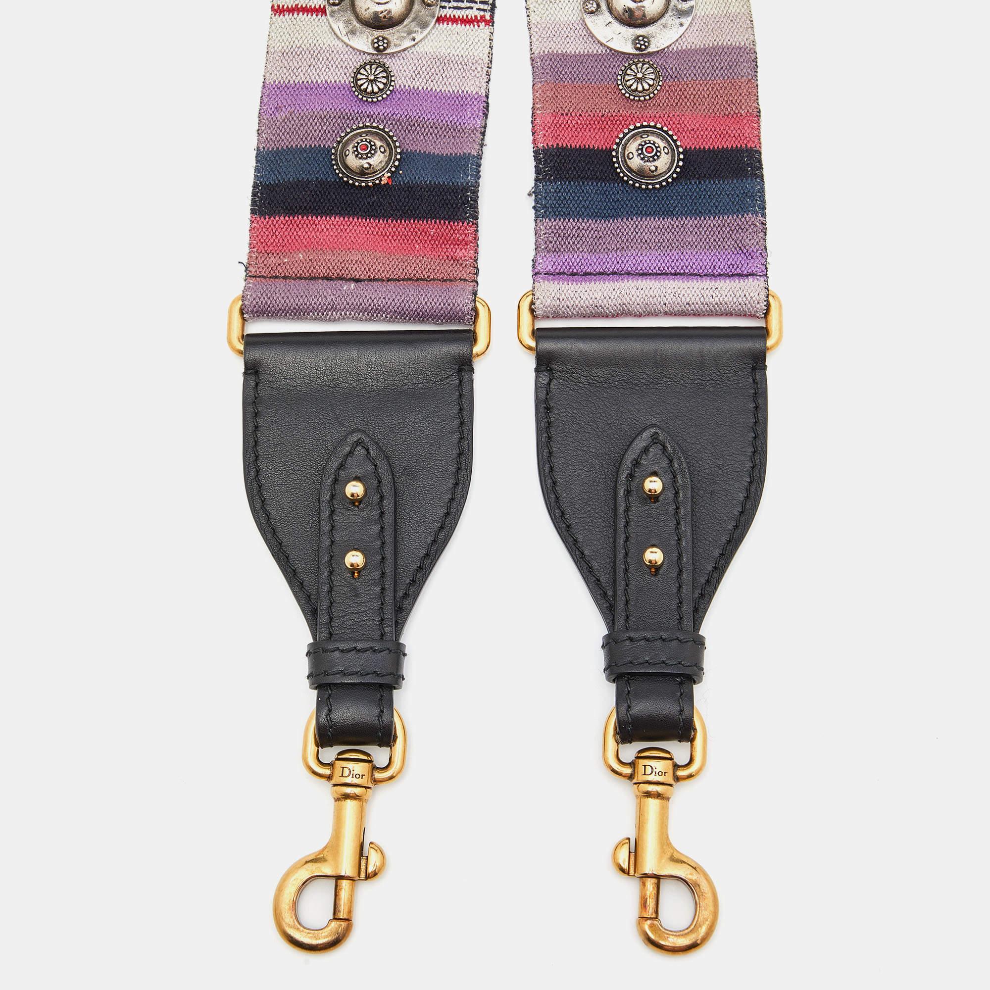 Dior brings you this super-chic shoulder strap that you can flaunt with your great collection of handbags. The strap is made from studded canvas & leather and is complete with two metal clasps.

