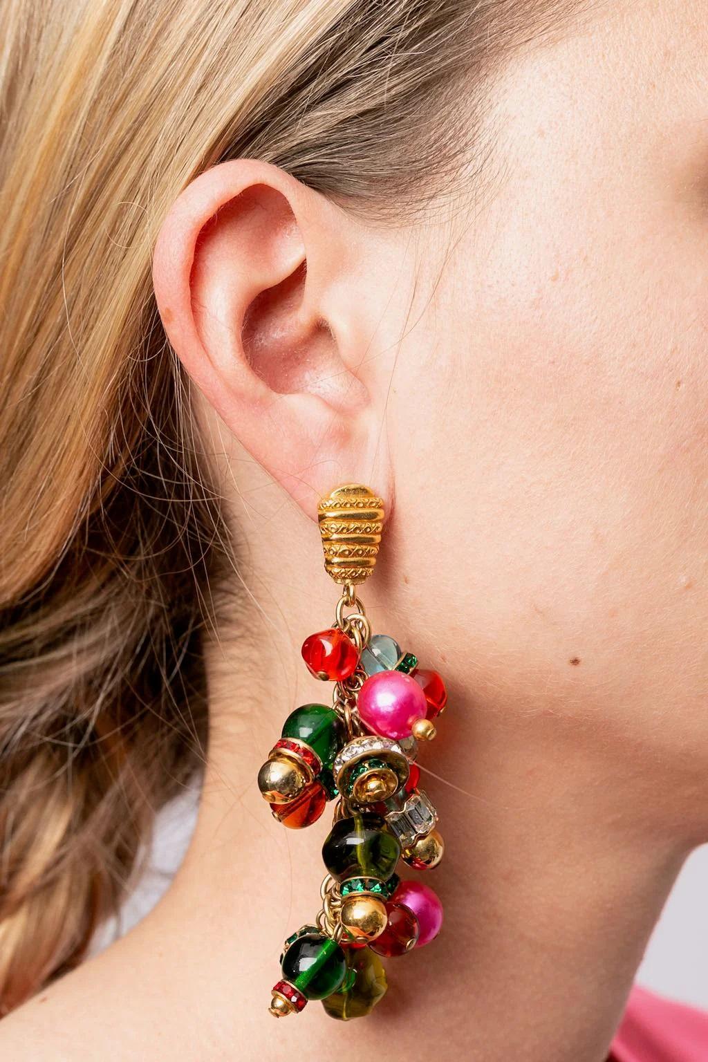 Christian Dior - Gilted metal clip-on earrings hanging several multicoloured glass beads and rhinestones.

Additional information:
Dimensions: 3 W x 11 H cm (1.18