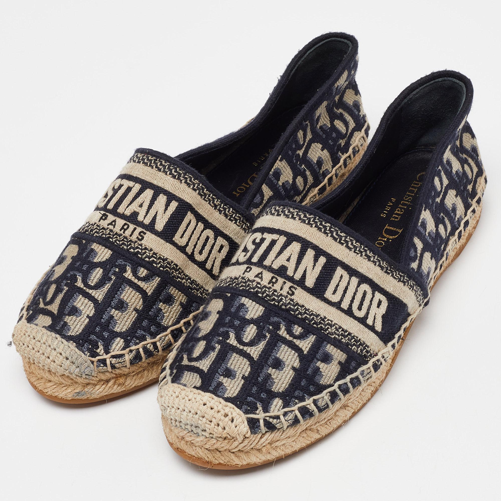 A perfect blend of luxury, style, and comfort, these designer flats are made using quality materials and frame your feet in the most refined way. They can be paired with a host of outfits from your wardrobe.