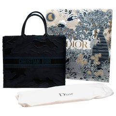 Fourre-tout Dior bleu marine avec livre brodé en camouflage