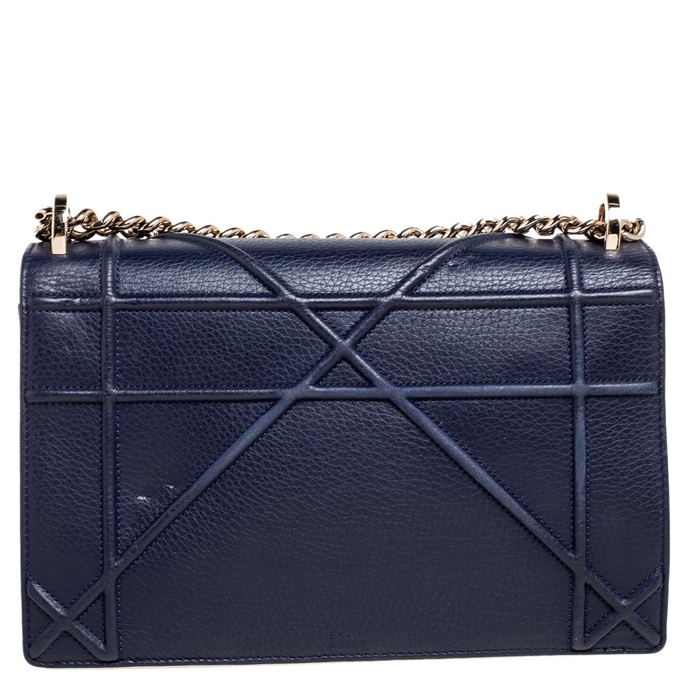 This Diorama shoulder bag has been crafted from navy blue Cannage leather. The crest closure on the flap secures a leather interior, and a shoulder chain is provided for you to carry it. You will surely love parading this beauty.

Includes: Original