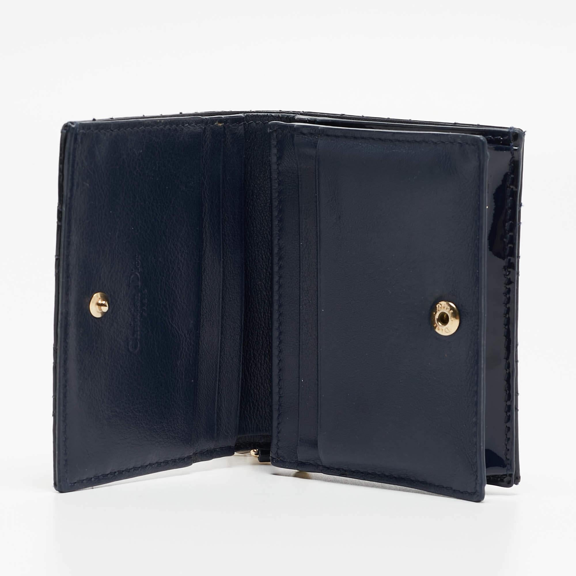 Dior Marineblaue Cannage Mini Lady Dior Brieftasche aus Lackleder Mini Lady Dior im Angebot 6