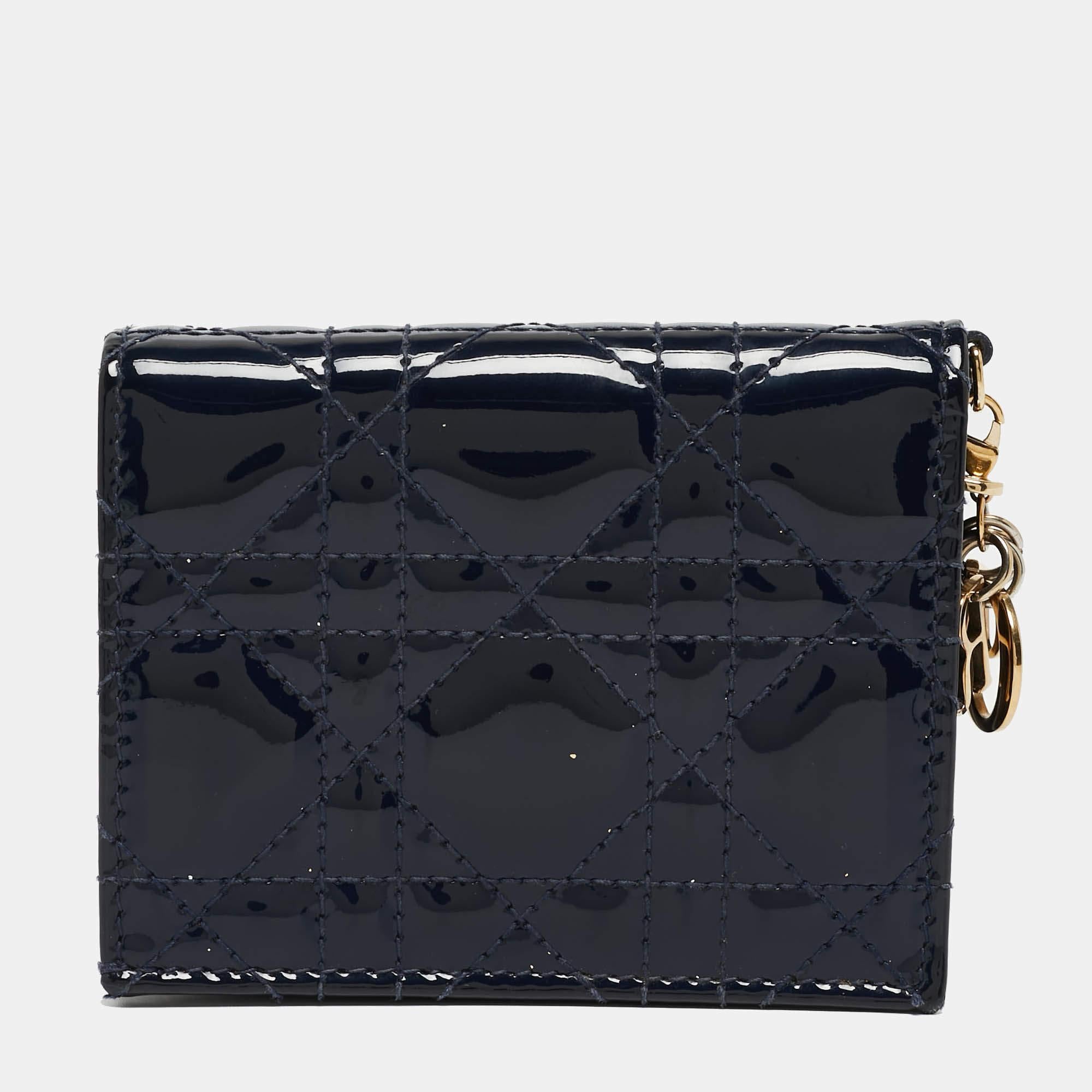 Ce portefeuille Dior de grande classe apporte une touche de luxe et un style immense. Il est parfaitement conçu pour transporter vos cartes et votre argent.

