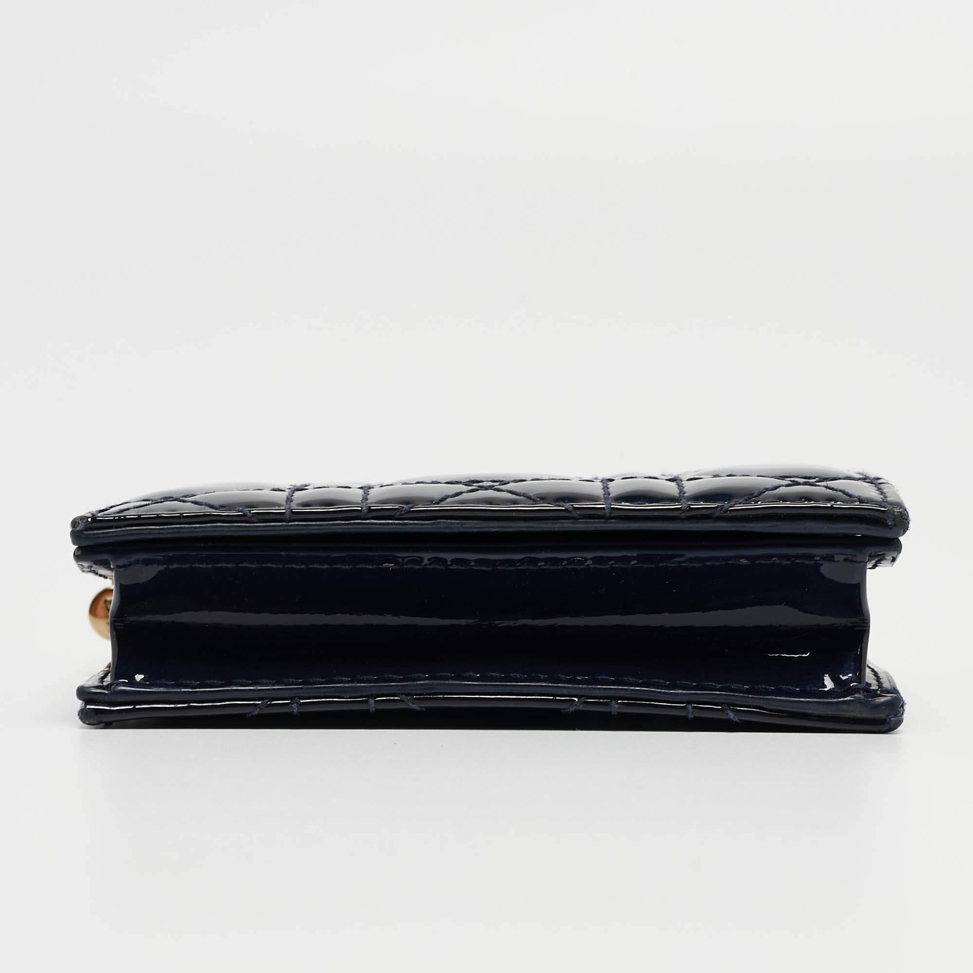 Dior Marineblaue Cannage Mini Lady Dior Brieftasche aus Lackleder Mini Lady Dior Damen im Angebot