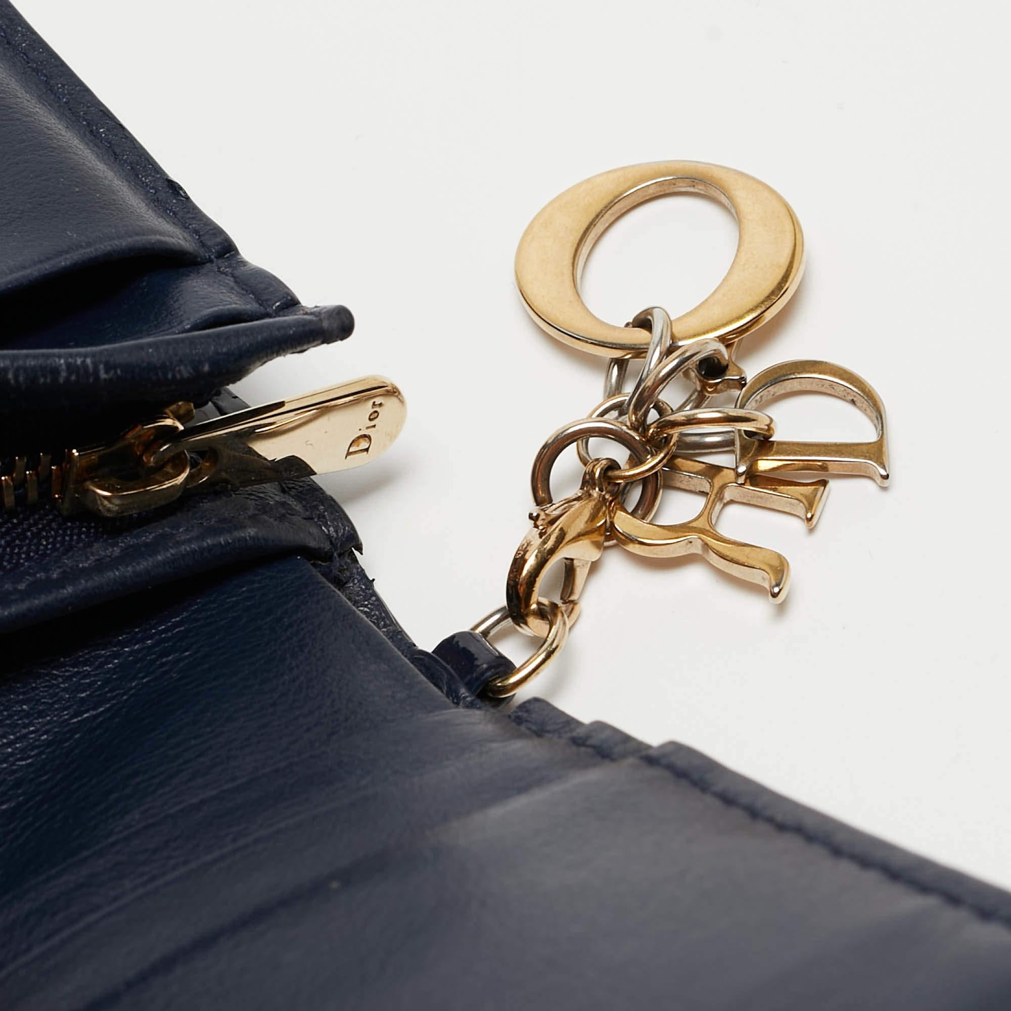 Dior Marineblaue Cannage Mini Lady Dior Brieftasche aus Lackleder Mini Lady Dior im Angebot 3