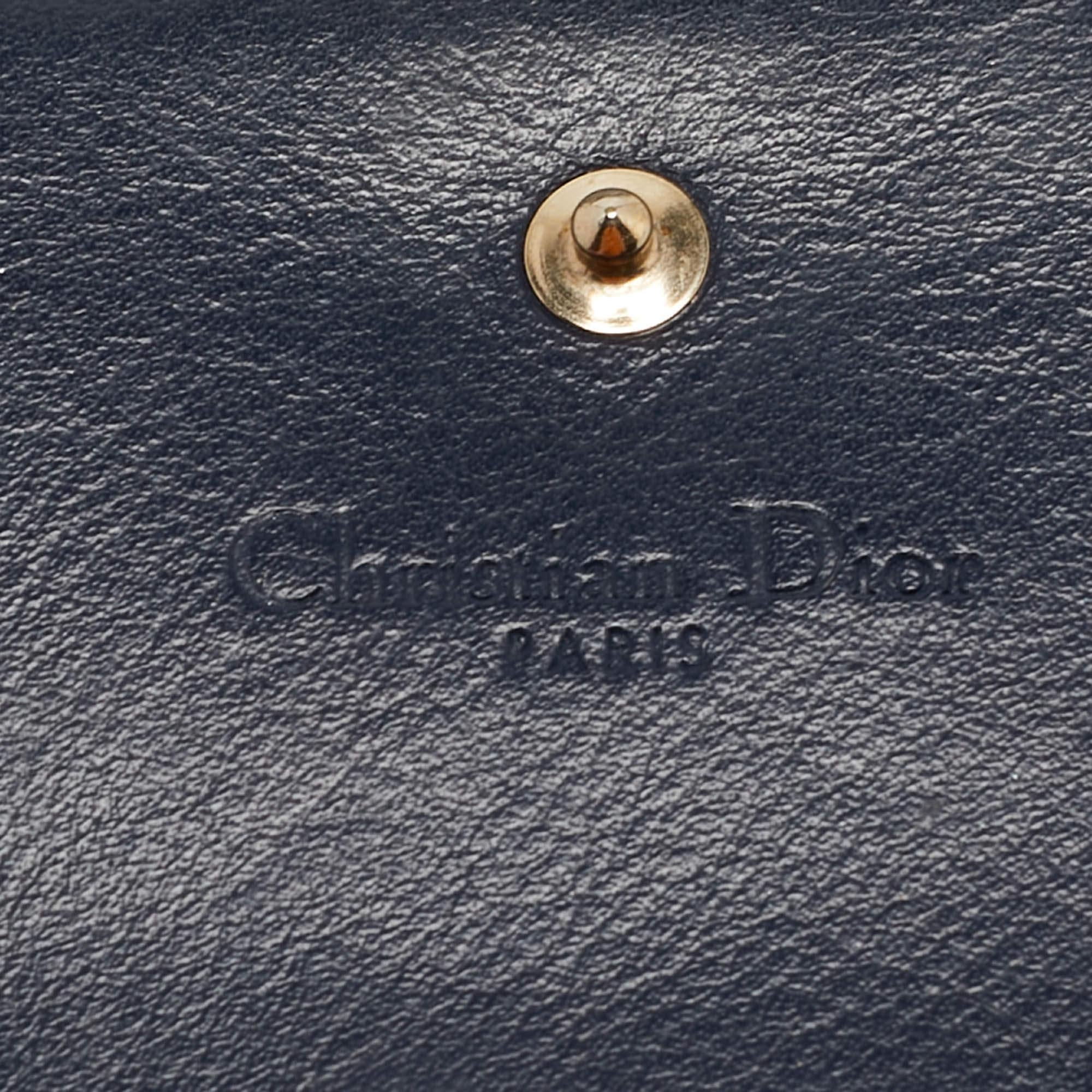 Dior Marineblaue Cannage Mini Lady Dior Brieftasche aus Lackleder Mini Lady Dior im Angebot 4