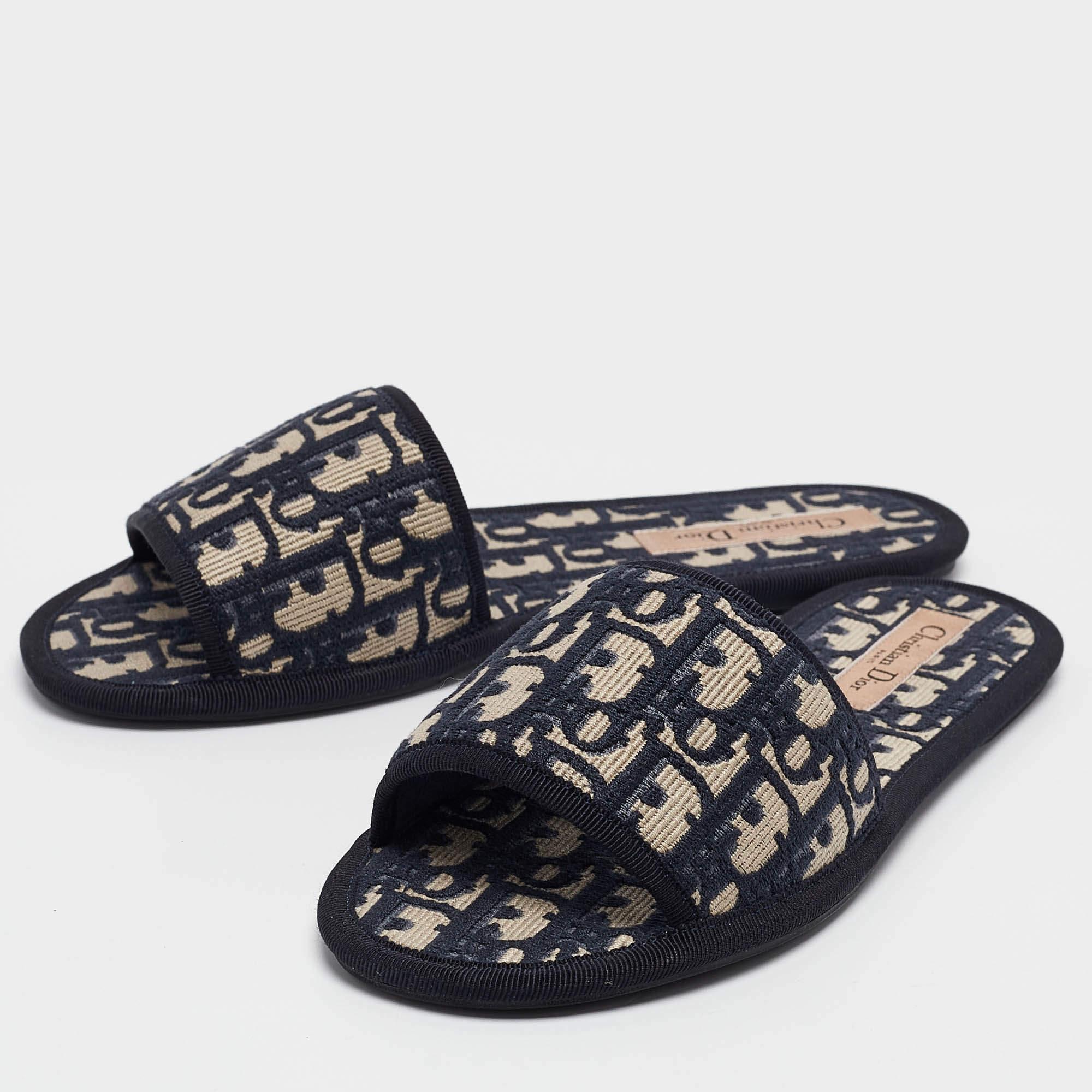 A perfect blend of luxury  style  and comfort. These designer flats are made using prime quality materials and frame your feet in the most elegant way. They can be paired with a host of outfits from your wardrobe.