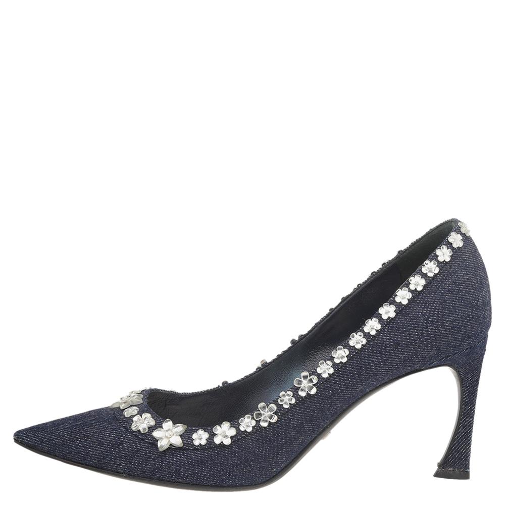 From the House of Dior, here is a creation that will leave you amazed. These Dior pumps are carved to perfection using navy-blue denim fabric and are adorned with dainty crystal embellishments on the upper. They feature pointed-toes and heels. Add a
