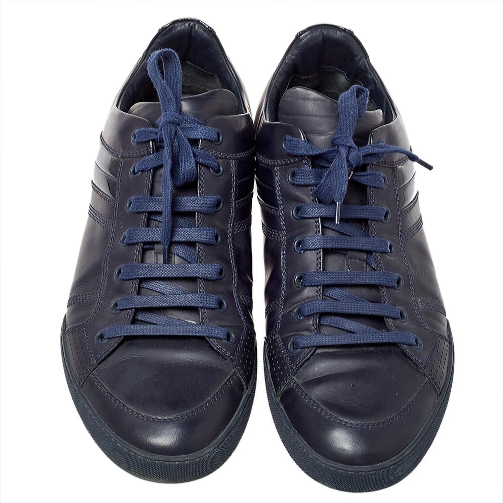 The clean-cut look of these sneakers is created with a solid navy blue exterior, crafted from a combination of leather and patent leather in an amazing fashion. The lace-up vamps, leather-lined insoles, and smartly fashioned rubber soles complete
