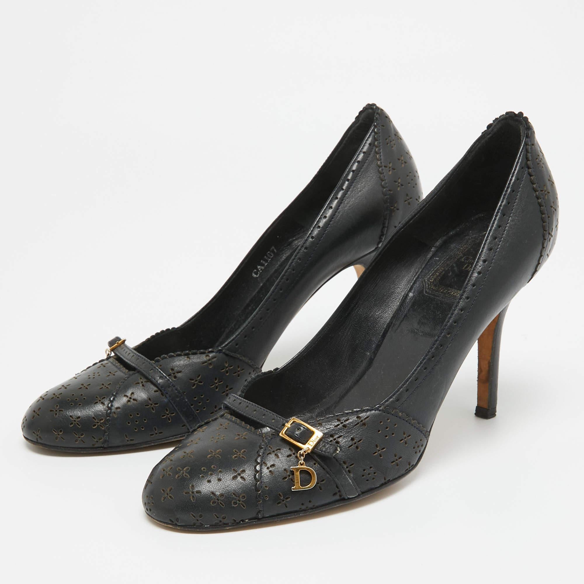 Faites-vous remarquer avec ces escarpins Dior pour femme. Impeccablement confectionnés, ces talons chics offrent à la fois mode et confort, rehaussant votre look à chaque pas gracieux.