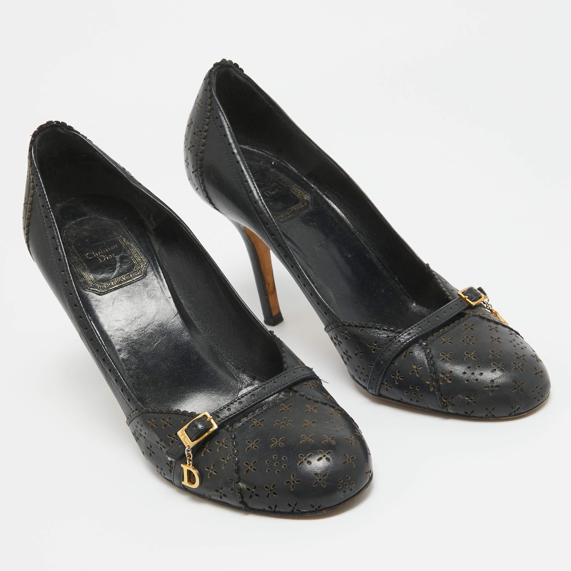 Dior escarpins à bout rond en cuir bleu marine à boucle, taille 38,5 Bon état - En vente à Dubai, Al Qouz 2