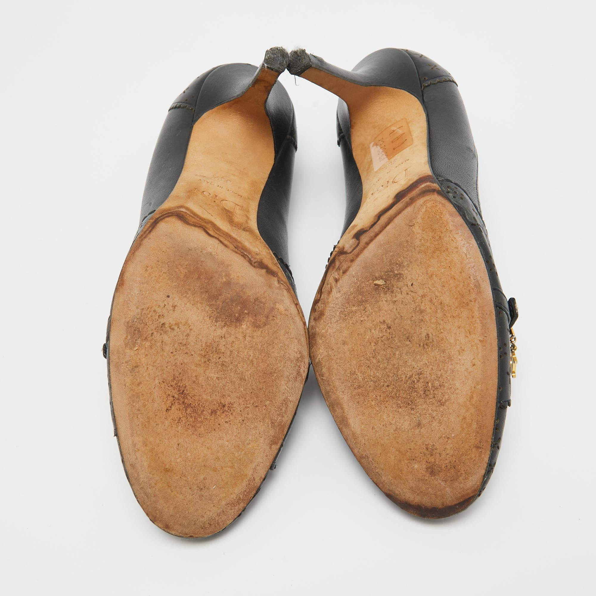 Dior escarpins à bout rond en cuir bleu marine à boucle, taille 38,5 en vente 1