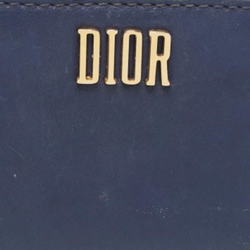 Guarda tus tarjetas y tu dinero de forma refinada con el interior compartimentado de esta cartera Dior. Fabricado en piel, lleva la inscripción DIOR en la parte delantera para un acabado de firma.