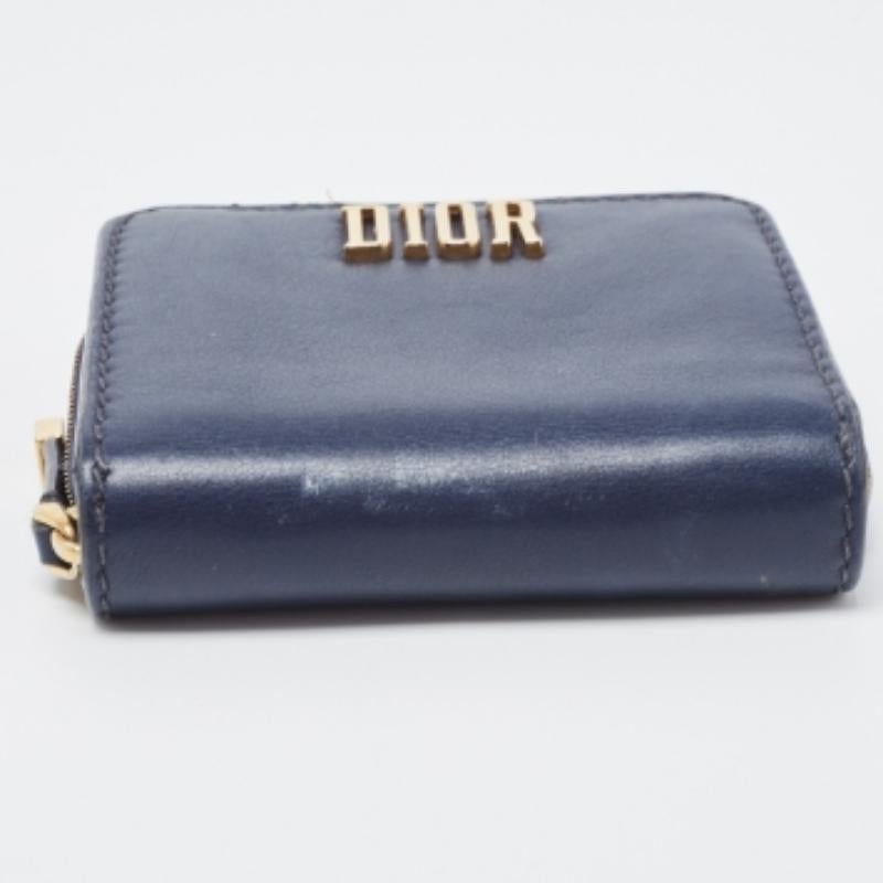 Cartera con cremallera Dior D Fence de piel azul marino en Bastante bueno estado para la venta en Dubai, Al Qouz 2