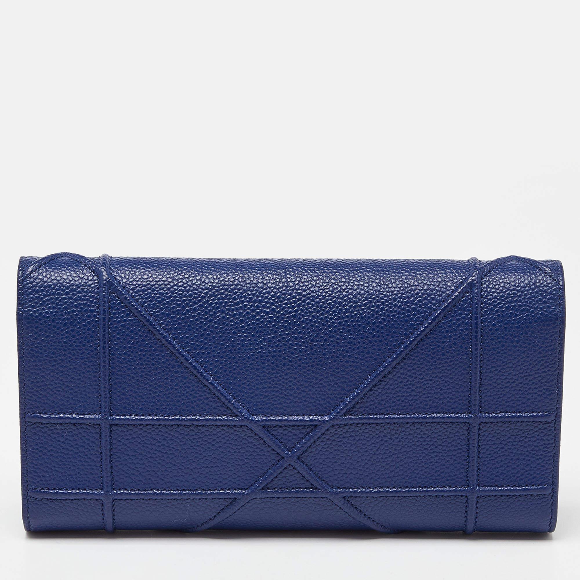 Dior bietet Ihnen mit dieser gut verarbeiteten Tasche ein wunderbares Accessoire, das Sie jeden Tag begleitet. Sie hat einen unverwechselbaren Look und eine praktische Größe.

