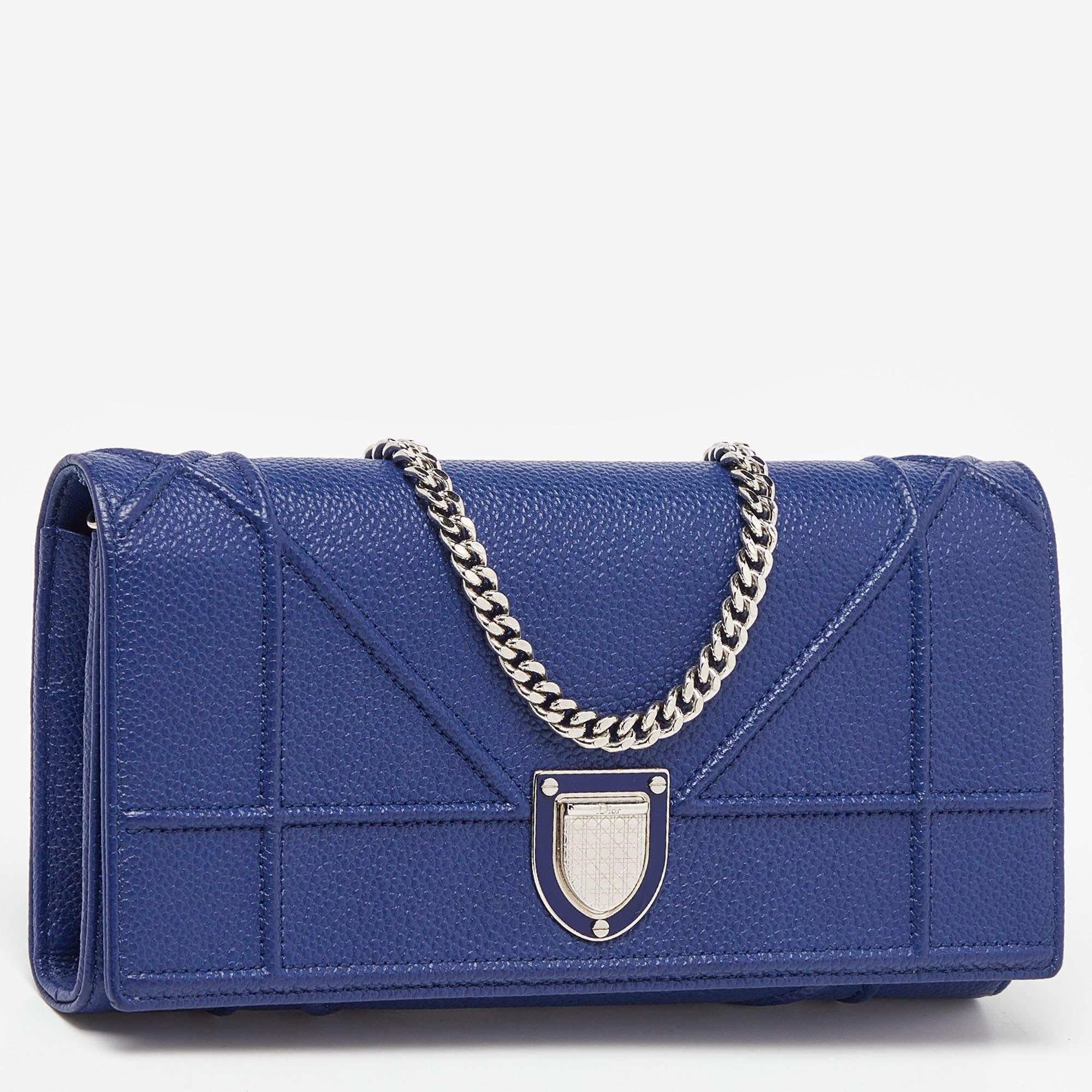 Dior Portefeuille Diorama en cuir bleu marine sur chaîne Pour femmes en vente