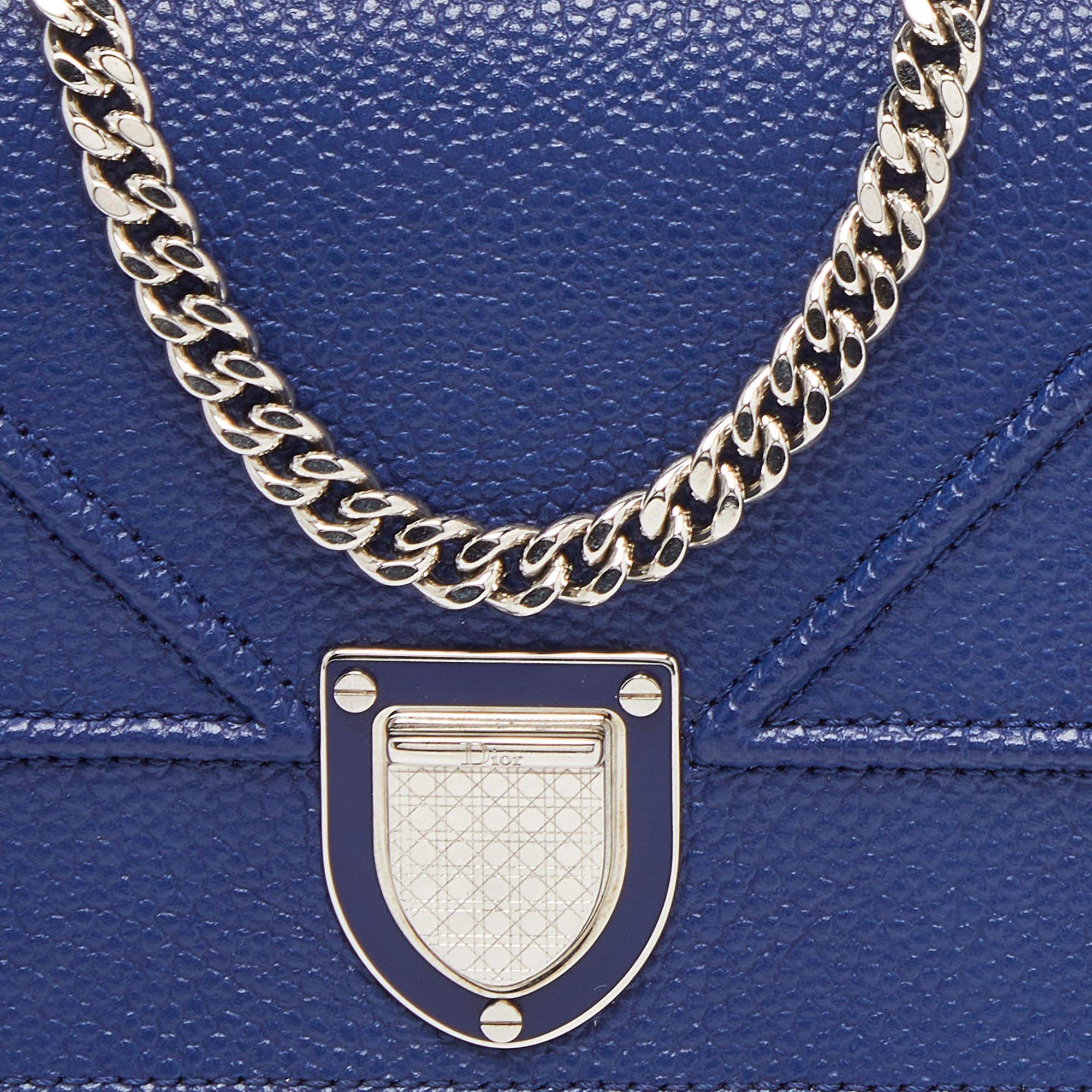 Dior Portefeuille Diorama en cuir bleu marine sur chaîne en vente 4