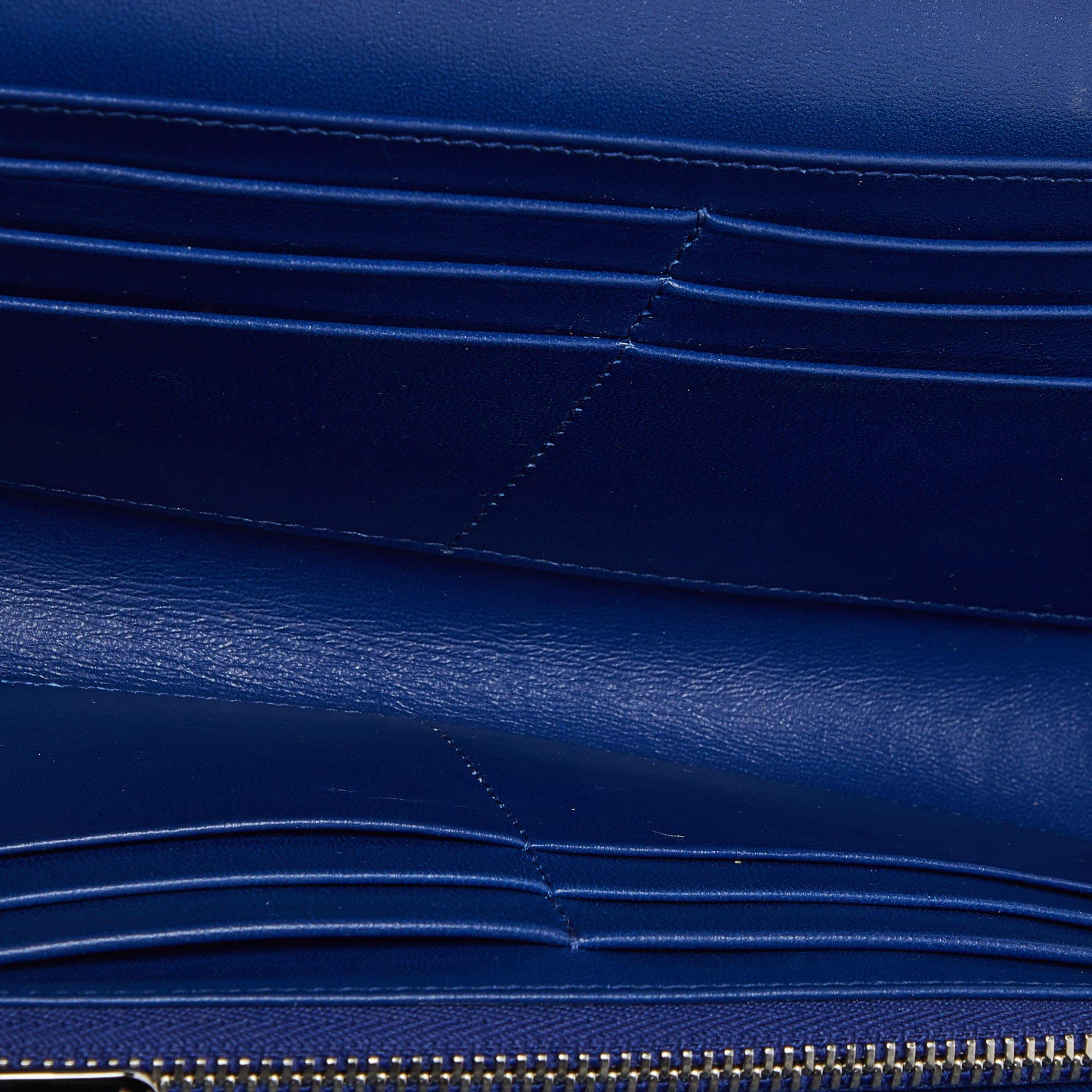 Dior Portefeuille Diorama en cuir bleu marine sur chaîne en vente 5