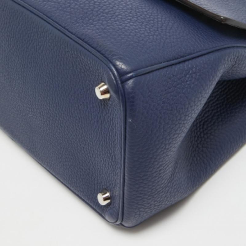 Nero Dior Borsa media con patta Be Dior in pelle blu navy in vendita