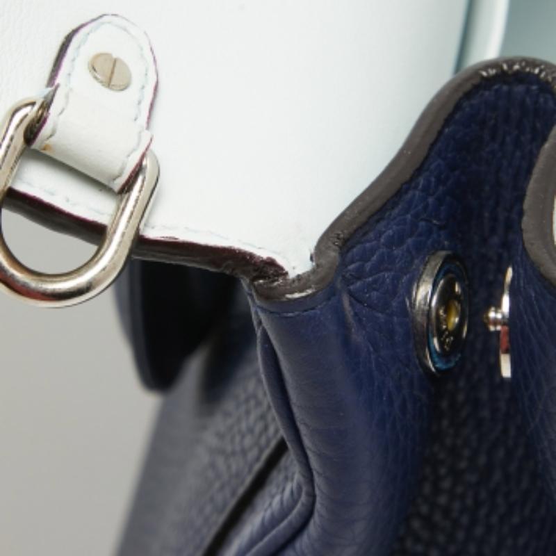 Dior Borsa media con patta Be Dior in pelle blu navy in vendita 3
