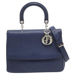 Dior Borsa media con patta Be Dior in pelle blu navy