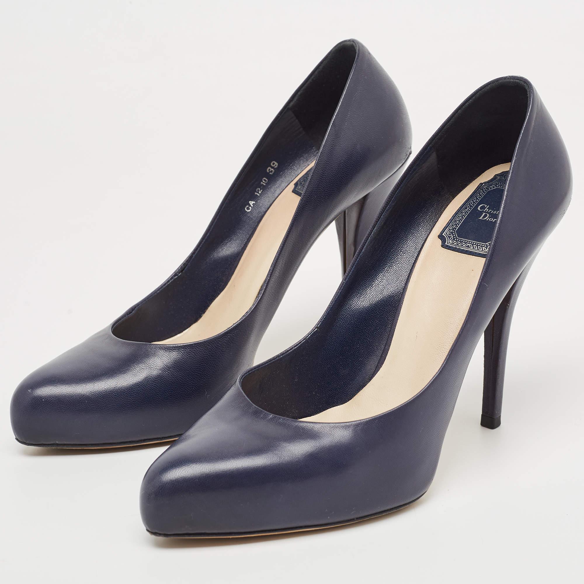 Perfekt genäht und verarbeitet, um ein elegantes Aussehen und eine gute Passform zu gewährleisten, sind diese Dior-Pumps ein Kauf, den Sie gerne zur Schau stellen werden. Sie sehen toll an den Füßen aus.

