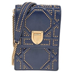 Dior Marineblaue Diorama Vertikale Clutch aus Leder mit Nieten