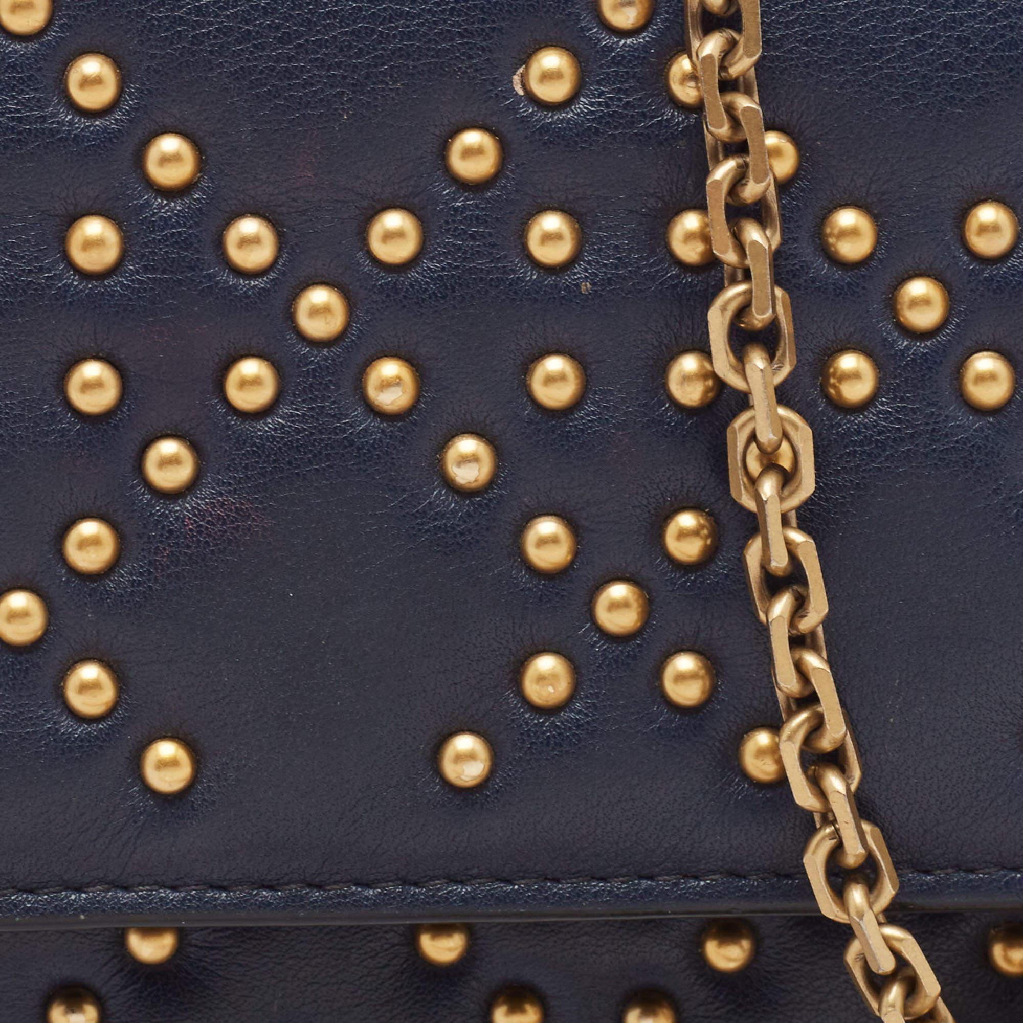 Dior Marineblaue Lady Dior Brieftasche aus Leder mit Nieten an Kette im Angebot 6