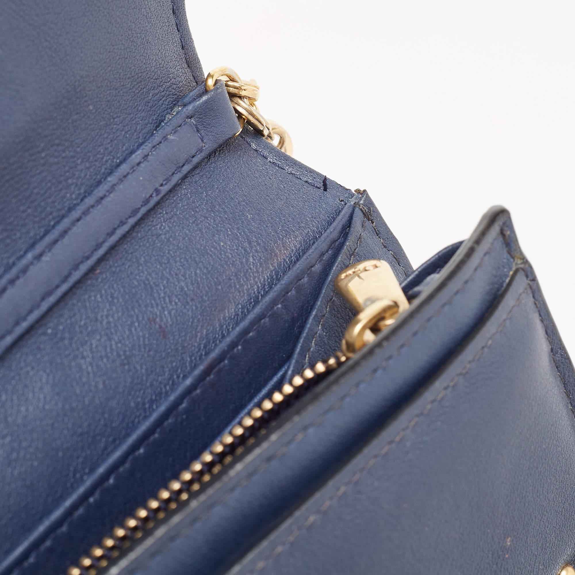Dior Marineblaue Lady Dior Brieftasche aus Leder mit Nieten an Kette im Angebot 7