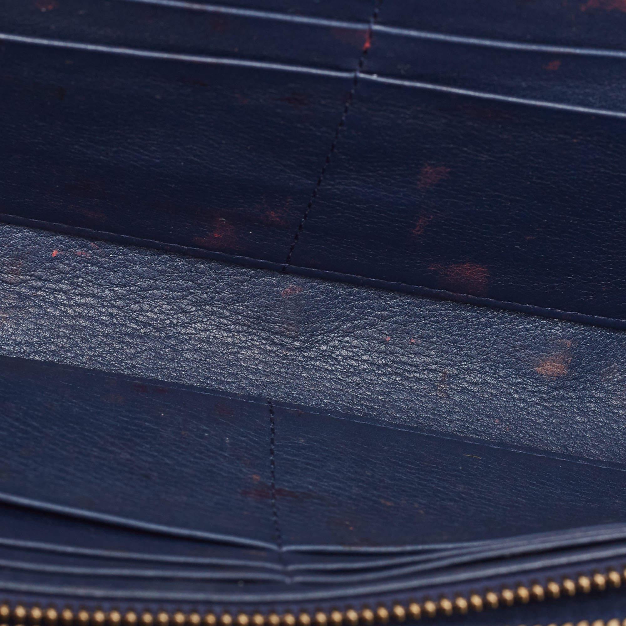 Portefeuille Lady Dior clouté en cuir bleu marine sur chaîne en vente 8