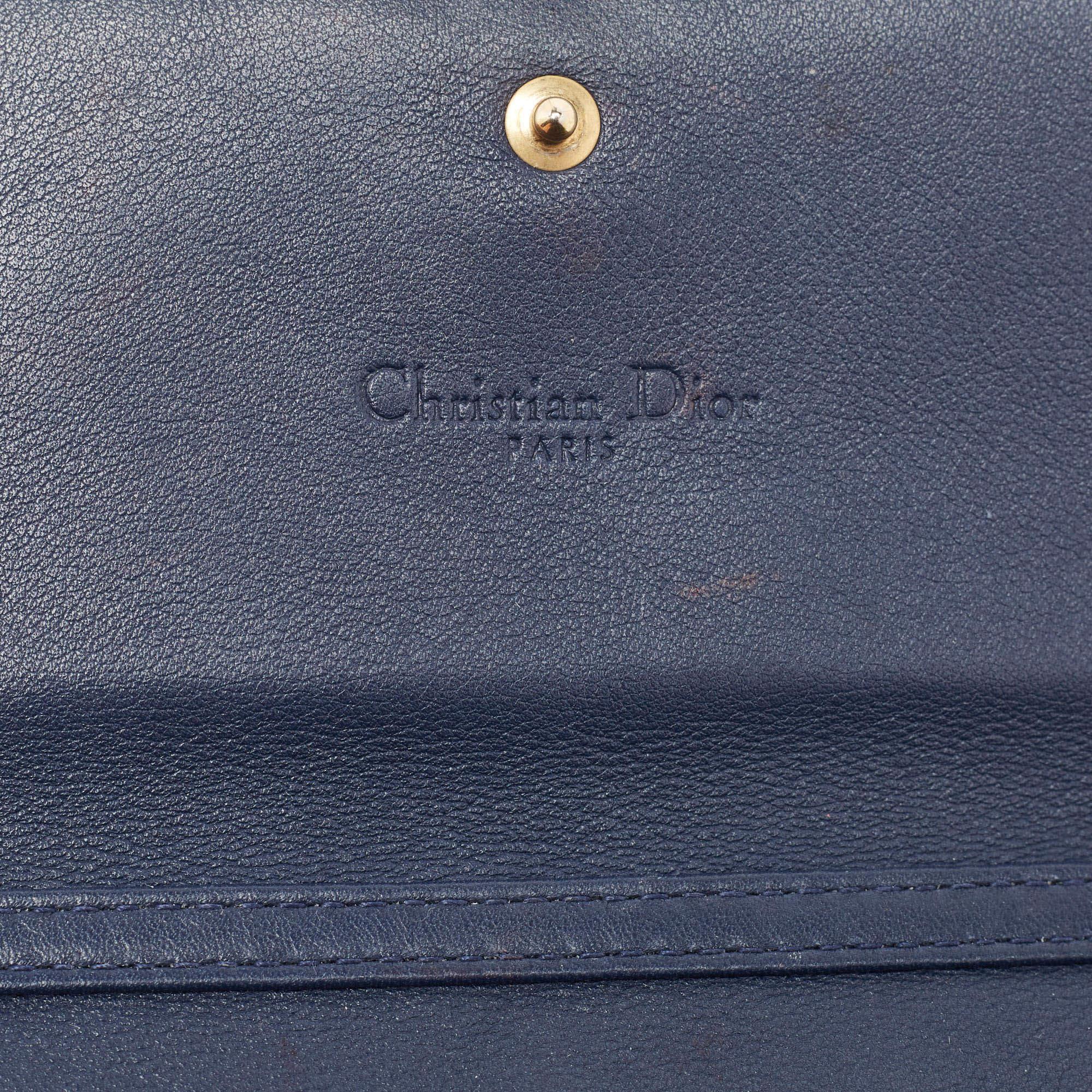 Dior Marineblaue Lady Dior Brieftasche aus Leder mit Nieten an Kette im Angebot 9