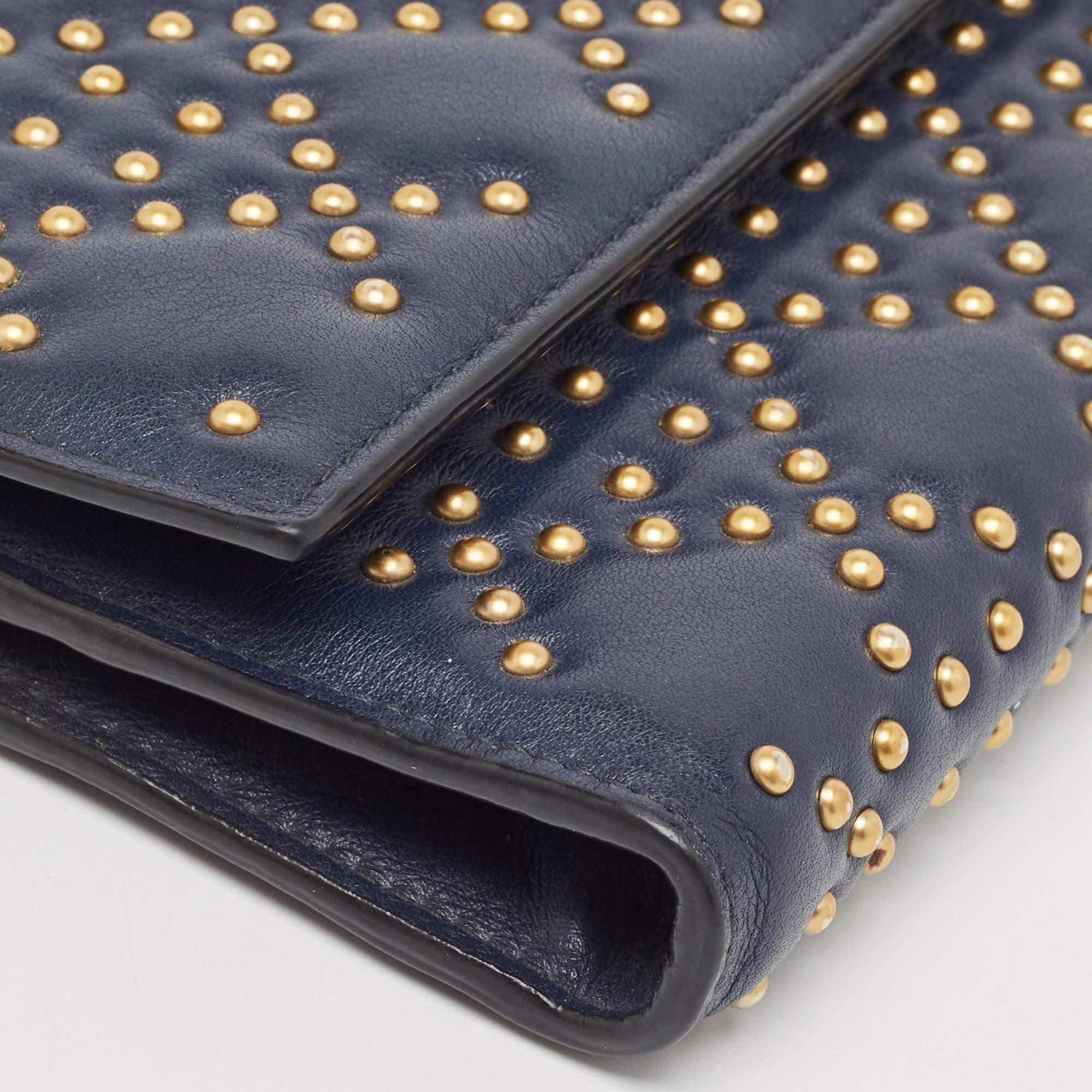 Dior Marineblaue Lady Dior Brieftasche aus Leder mit Nieten an Kette im Angebot 11