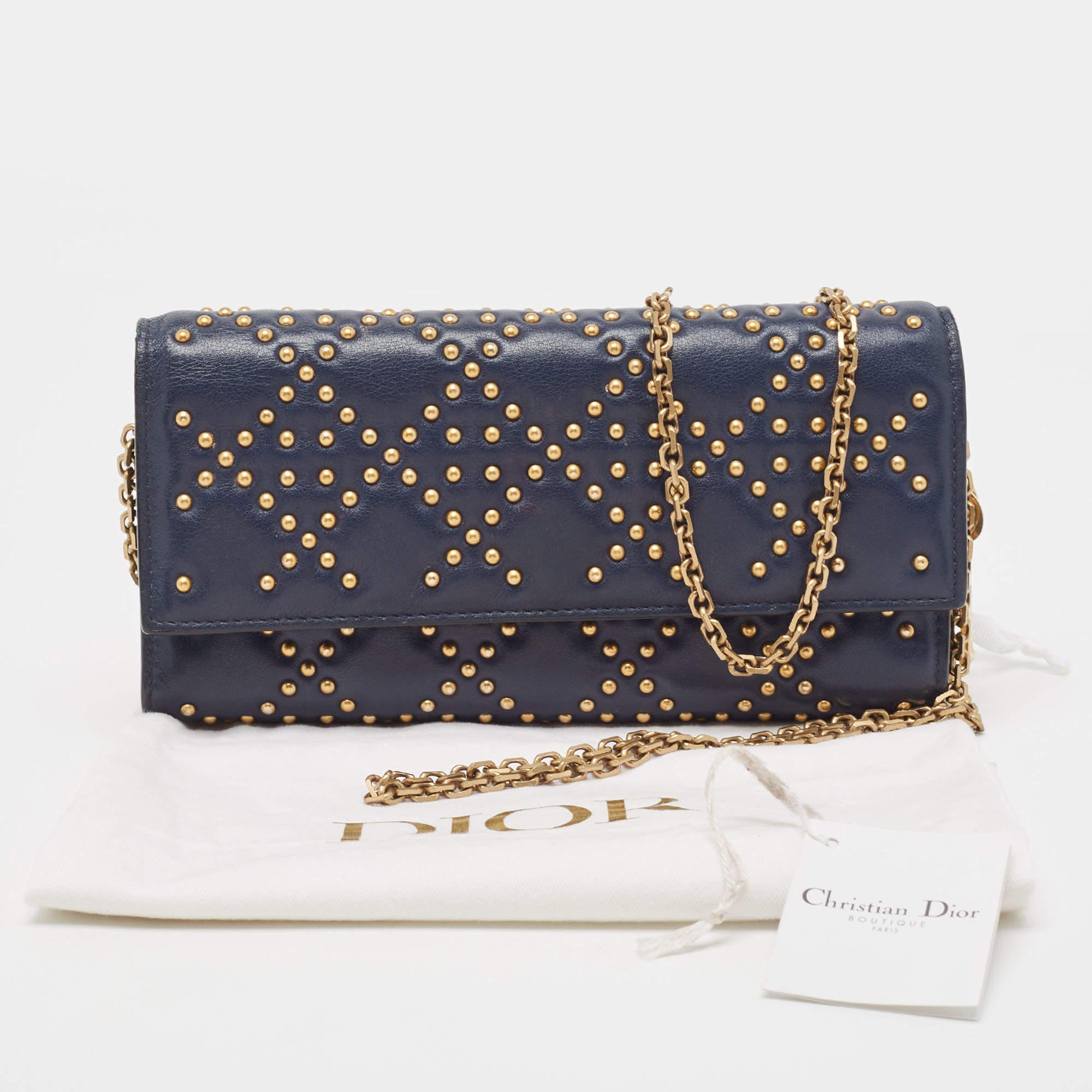 Dior Marineblaue Lady Dior Brieftasche aus Leder mit Nieten an Kette im Zustand „Gut“ im Angebot in Dubai, Al Qouz 2